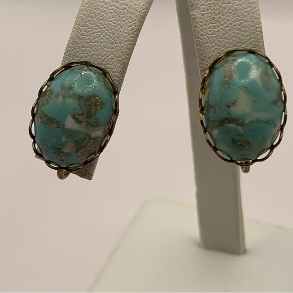 Turquoise gold glitter lucite cabochon vintage robin’s egg clip on earrings - Picture 3 of 11